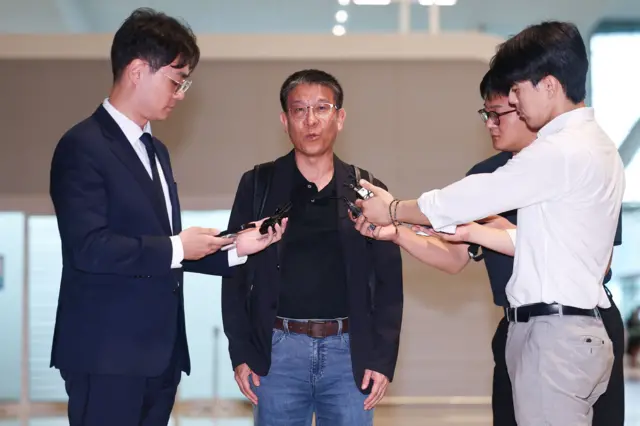 7일 인천국제공항 제2여객터미널에서 LG에너지솔루션 김기수 인사최고책임자가 현장 대응을 위해 미국으로 출국하기 전 취재진에 입장을 밝히고 있다