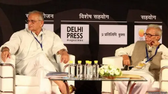 फ़िल्म गीतकार गुलज़ार और कवि केदारनाथ सिंह(दाएँ)