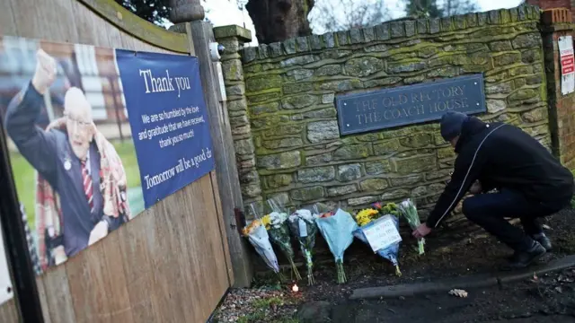 الكابتن السير توم مور