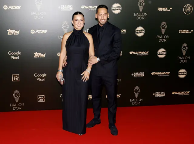 Inter Milan'da oynayan Hakan Çalhanoğlu, törene eşi Sinem Gündoğdu ile katıldı 