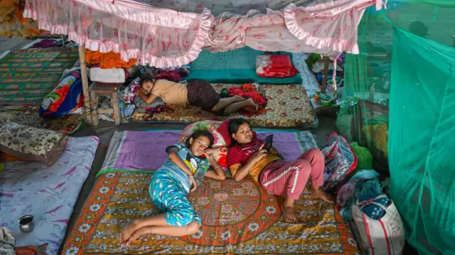 एक राहत शिविर में दो युवतियां