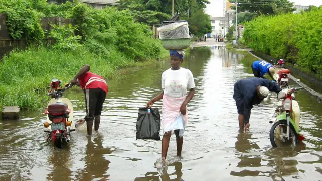 Awọn eeyan n rin ninu omi to ya wọ oju popo ni ipinlẹ Eko