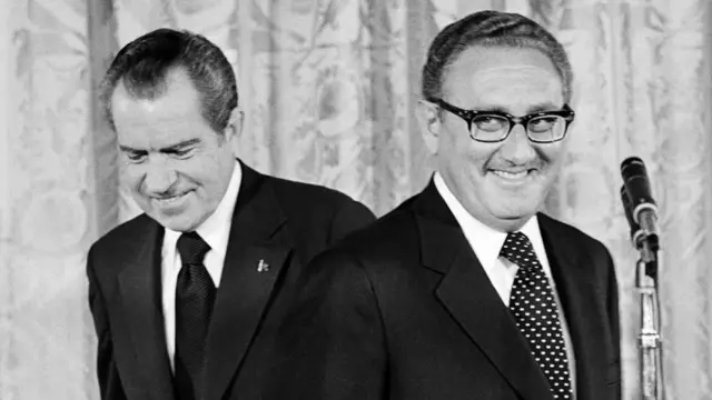 Henry Kissinger et Richard Nixon (à gauche)