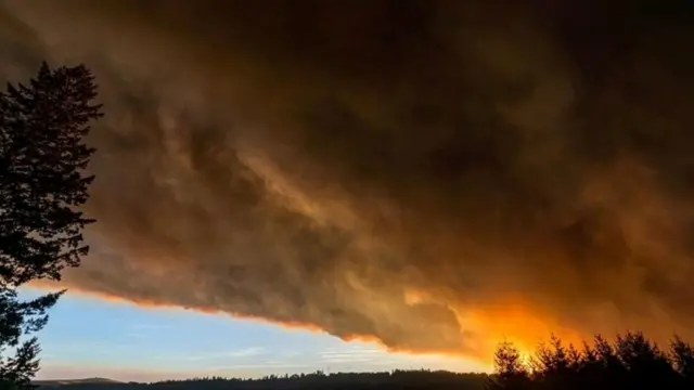 Una vista de Salem con humo de incendios forestales