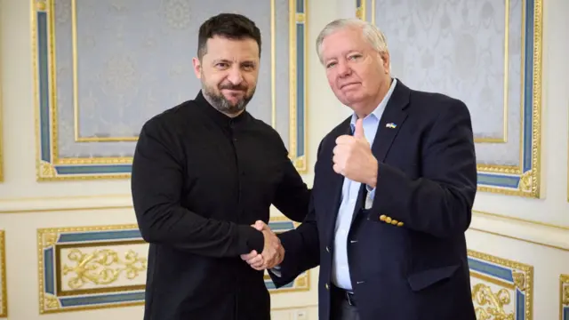 Линдси Грэм и Зеленский жмут друг другу руки в парадных государственных интерьерах в Киеве