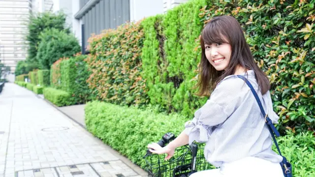 Mujer japonesa en bicicleta.
