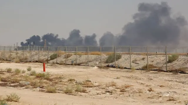 Incendio en las instalaciones de la petrolera saudita Aramco en 2019.