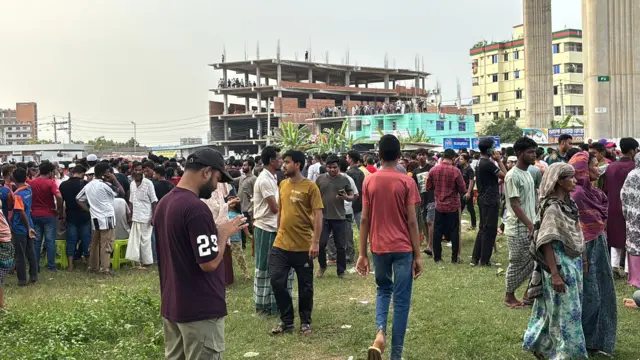 ঢাকার বিভিন্ন এলাকা থেকে উদ্ধারকাজ দেখতে এসেছে মানুষ