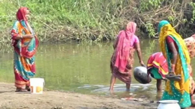 नाले में पानी लेने पहुंची महिलाएं