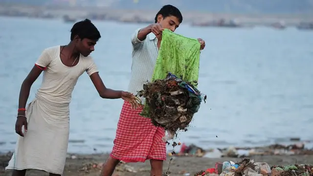 પ્રયાગમાં ગંગાની સફાઈ કરી રહેલા વિદ્યાર્થીઓની તસવીર