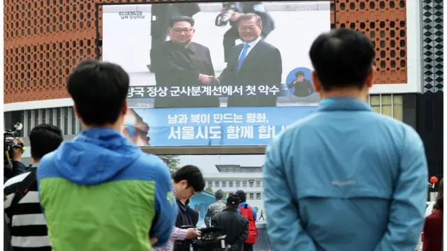 서울광장 대형 스크린 앞에서 정상회담을 지켜보고 있는 시민들