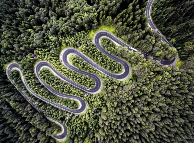 구불구불한 산악 도로를 하늘에서 본 모습.