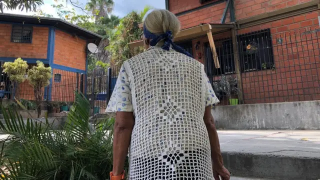 Una mujer en un barrio chavista