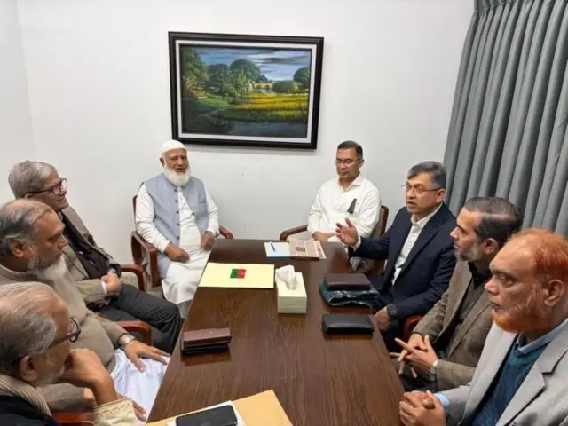 বিএনপি চেয়ারপার্সন খালেদা জিয়ার মৃত্যুর পর তার ছেলে তারেক রহমানকে সমবেদনা জানাতে যান জামায়াত আমির শফিকুর রহমান (ফাইল ফটো)