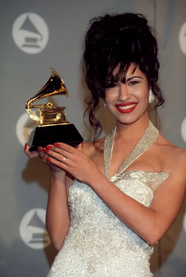 Selena tras ganar un Grammy en 1994.