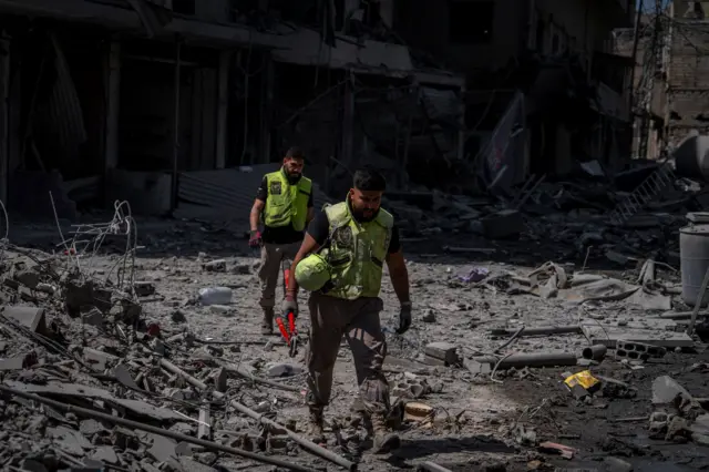 فريق في الدفاع المدني اللبناني في محاولة إزالة الأنقاض عقب غارة جوية إسرائيلية في 29 مايو/أيار 2026 في مدينة صور في لبنان.