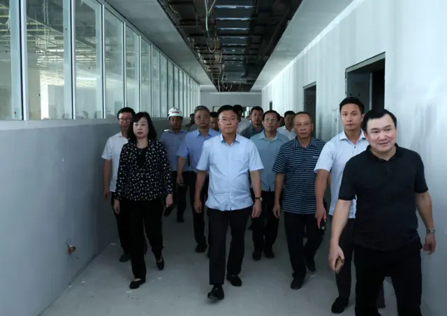 Phó Thủ tướng Lê Thành Long (áo trắng ở giữa) và Bộ trưởng Y tế Đào Hồng Lan (ngoài cùng bên trái) đã tới kiểm tra tiến độ dự án Phó Thủ tướng Lê Thành Long (áo trắng ở giữa) và Bộ trưởng Y tế Đào Hồng Lan (ngoài cùng bên trái) đã tới kiểm tra tiến độ dự án