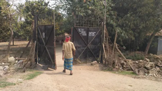 বিএসএফ বলছে গ্রামটির অনেক জায়গাতেই পুরোনো কাঁটাতারের বেড়া আবহাওয়ার কারণে আর পাচারকারীরা কেটে ফেলায় নষ্ট হয়ে গেছে