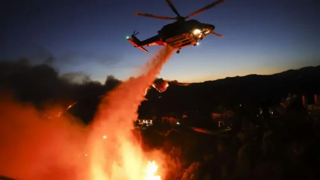 Helicopter dey try quench di wildfire for LA