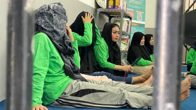 Narapidana di Lapas Perempuan Padang sedang mengikuti muhasabah