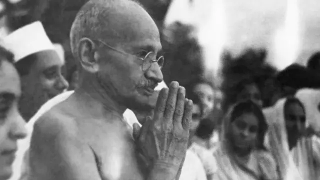 आईनस्टाईननं असंख्य वेळा विविध भाषणांमध्ये, लेखनात, मुलाखतींमध्ये गांधींचा गौरव केला आहे.