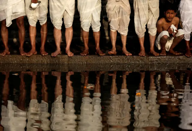 নেপালের ভকতপুরে একমাস ব্যাপী সোয়াসথানি ব্রত কথা উৎসবের প্রথম দিনে মানুষ জড়ো হন শহরের হনুমন্ত নদীর পাড়ে, ২৮শে জানুয়ারি ২০২১