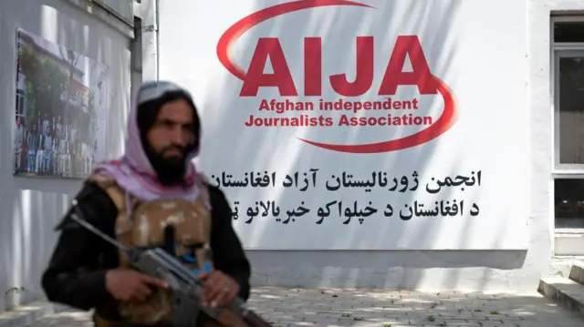 یک سرباز مسلح طالبان در مقابل دفتر انجمن ژورنالستان آزاد افغانستان.