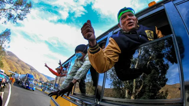 أفراد من المهاجرين يحتفلون بالوصول إلى مدينة تيجوانا