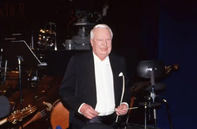 إدوارد هيث رئيس الوزراء البريطاني آنذاك اتهم الرئيس نيكسون بصرف الانتباه عن فضيحة ووترغيت