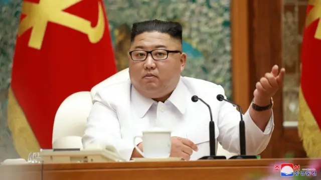 金正恩在平壤主持朝鮮勞動黨中央委員會政治局緊急擴大會議(25/7/2020;朝中社2020年7月26日發放照片)
