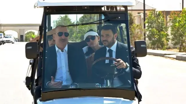 امین آقالاروف در حال رانندگی، در یک خودروی برقی کوچک در کنار رئیس‌جمهوری آذربایجان 