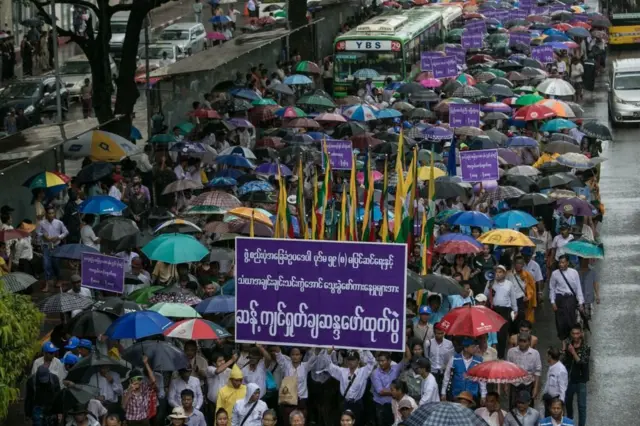 အခြေခံဥပဒေ မပြင်ဆင်လိုသူတွေကလည်း ဆန္ဒထုတ်ပေါ်