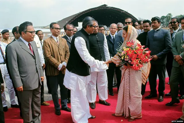 19 मार्च, 1972 तेजगांव हवाई अड्डे पर इंदिरा गांधी को विदा करते शेख़ मुजीब.
