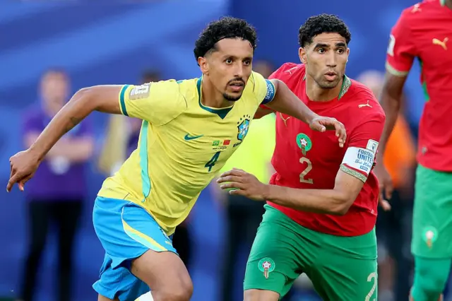 Marquinhos (Brésil) et Achraf Hakimi (Maroc) s'affrontent lors du match de poule C de la Coupe du Monde de la FIFA 2026 opposant le Brésil au Maroc au New York New Jersey Stadium le 13 juin 2026 à East Rutherford, aux États-Unis.