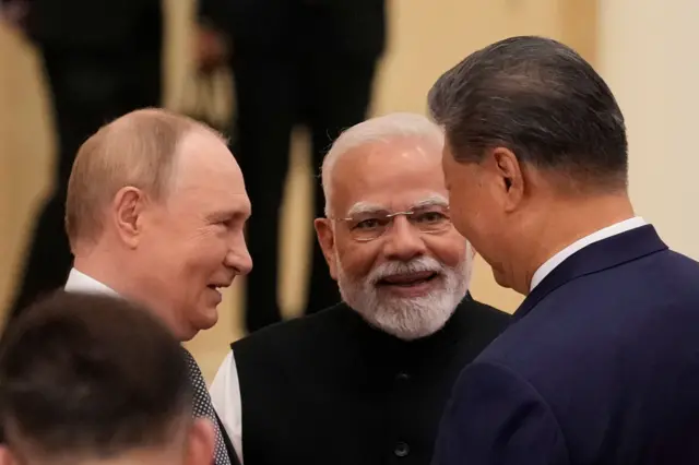 புதின் சீனாவில் உலக தலைவர்களை சந்தித்து கைகுலுக்கிக்கொண்டார்.