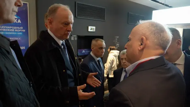 포럼에서 스티브 로젠버그와 이야기하는 니콜라이 파트루셰프