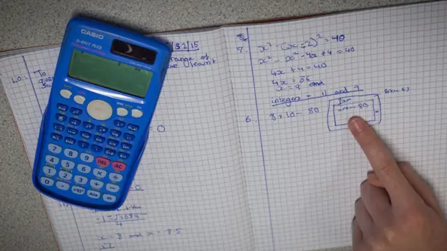 Niño haciendo tarea