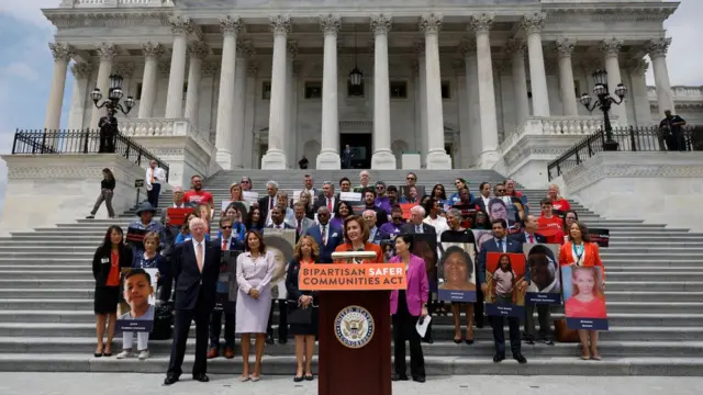 Congresistas demócratas defendiendo la ley de control de armas.