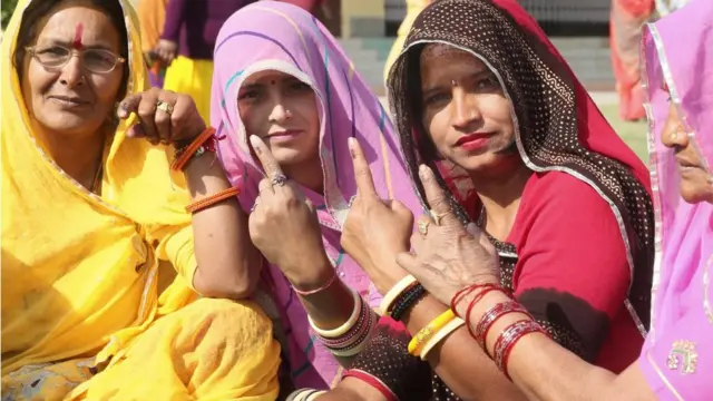 நீண்ட வரிசையில் காத்திருந்த வாக்காளர்கள் - முதல்கட்ட வாக்குப்பதிவு