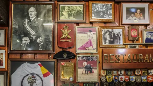 ภาพพลเอกฟรังโก (ซ้ายบน) ในร้านอาหารหนึ่งของสเปน ที่สะสมภาพประวัติศาสตร์ไว้มากมาย