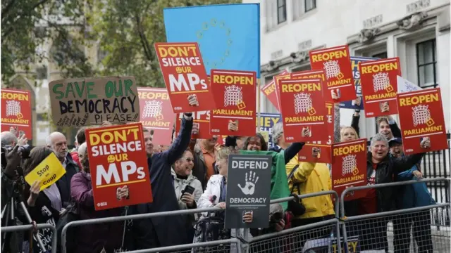 পার্লামেন্ট স্থগিত করার ঘোষণা তীব্র বিক্ষোভের সূচনা করে