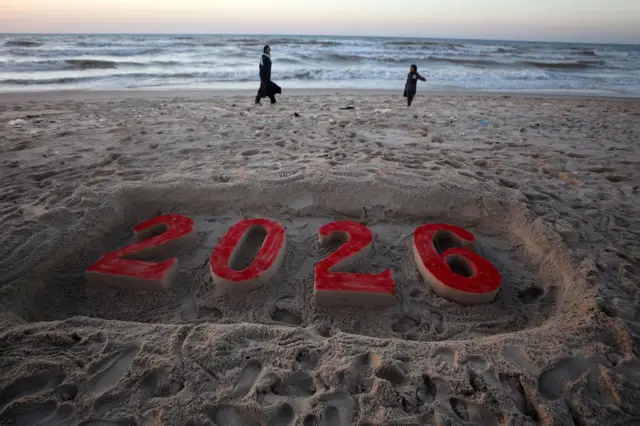 مجسم على الرمل للعام الجديد 2026 على شاطئ غزة
