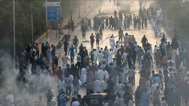 မေလ ၉ ရက်နေ့ အင်မရန်ခန်း ဖမ်းဆီးခံရပြီးတဲ့နောက် နိုင်ငံတဝန်းဆန္ဒပြပွဲတွေ ပေါ်ပေါက်ခဲ့ပါတယ်