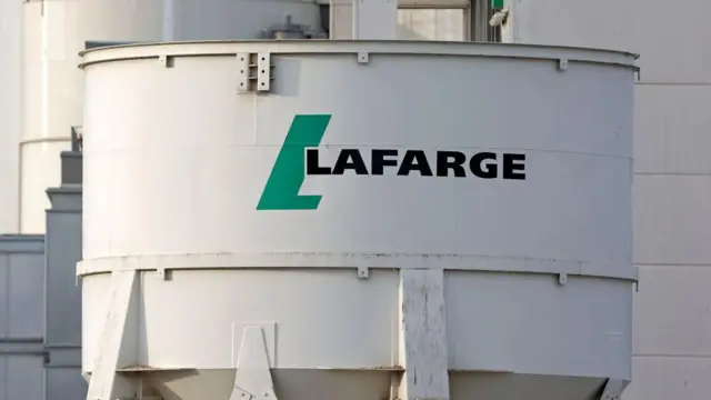 O logotipo da fábrica de cimento da empresa francesa de materiais de construção Lafarge em Issy-les-Moulineaux, na França, no dia 19 de outubro de 2022