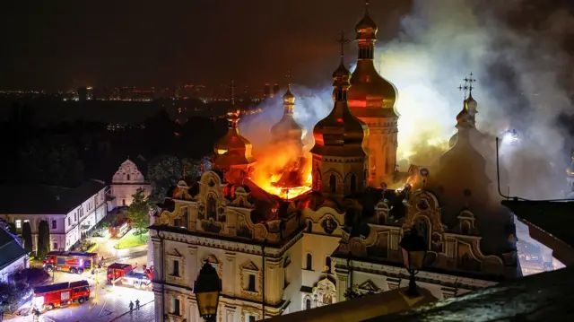 plamen izbija iz krova crkve, vatrogasna kola ispred crkve
