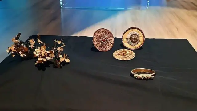 Beberapa artefak hasil repatriasi meliputi berbagai benda dari koleksi perang Puputan Badung yang diambil selama intervensi Belanda di Bali pada tahun 1906.