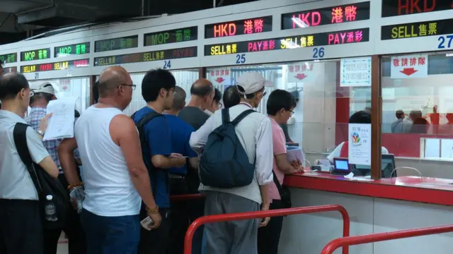 狗迷排隊投注（BBC中文圖片23/6/2018）