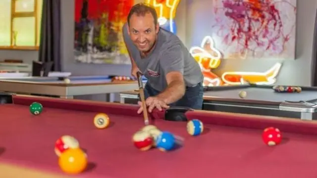 شخص يلعب تنس طاولة