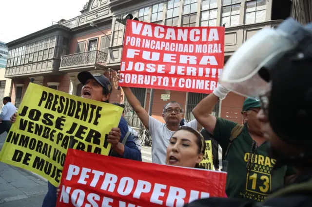 Manifestantes exibem cartazes contra José Jerí no centro de Lima