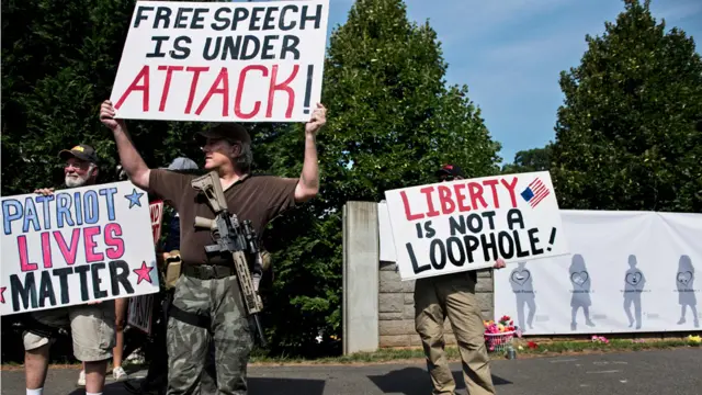 Hombres que se manifiestan por la defensa del patriotismo